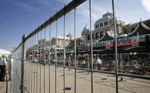 SCHEVENINGEN â€“ Het Kurhaus in Scheveningen staat dezer dagen achter een dubbele rij hekken. Het gebouw wordt extra beveiligd in verband met een informele vergadering van de ministers van FinanciÃ«n van de EU. Foto ANP