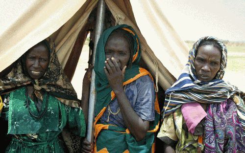 TOULOUM â€“ Khalia Ismail (links) met twee andere vrouwen. Alle drie zijn ze gevlucht uit Darfur. Foto RD, Anton Dommerholt