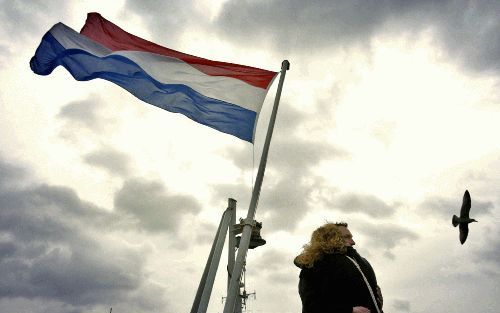 DEN HELDER â€“ Afscheid. Maandagmorgen vertrok het fregat Hr. Ms. Tjerk Hiddes vanuit Den Helder naar het Arabisch schiereiland en omgeving. Het schip levert een bijdrage aan de internationale strijd tegen het terrorisme. Foto ANP