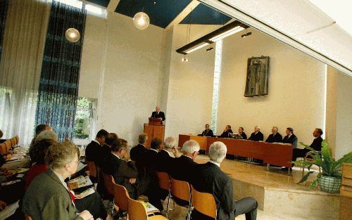 APELDOORN - Aan de Theologische Universiteit Apeldoorn (TUA) had maandag de jaarlijkse rectoraatsoverdracht plaats. Voorafgaand hieraan hield president-curator ds. J. P. Boiten een overdenking naar aanleiding van MatthÃ©Ã¼s 13:44-53. - Foto RD,(Anton(Domm