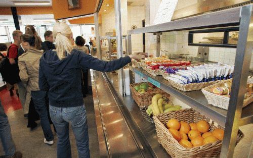 EDE - Studenten van de Christelijke Hogeschool Ede hebben elke dag de keus uit een ruim assortiment etenswaren en drankjes. „Het is de kunst een goede balans te vinden tussen wat gezond is en wat de klanten willen.” - Foto Herman StÃ¶ver