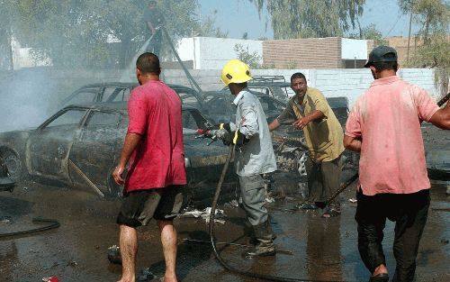 BAGDAD - Een Iraakse brandweerman sproeide dinsdagmorgen water op een uitgebrande auto, na een grote explosie vanochtend in Bagdad. De ontploffing vond plaats op een marktplaats en in de omgeving van een politiebureau. Diverse bronnen spraken aan het eind