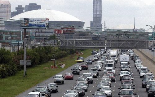 NEW ORLEANS - Vijf rijen dik. Langs de zuidkust van de Verenigde Staten is dinsdag een massale evacuatie op gang gekomen in verband met de komst van de tropische cycloon Ivan. Bij op de snelweg bij New Orleans resulteerde dit en lange files. Foto EPA