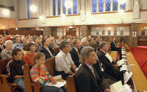 DEN HAAGâ€“ In de Bethlehemkerk te Den Haag werd dinsdagavond voor de vijfde maal een gebedsdienst gehouden voor Koningin, overheid en parlement. Het doel van deze zogenaamde Kroonbede is gebed bij de opening van het nieuwe parlementaire jaar. Foto Jos va