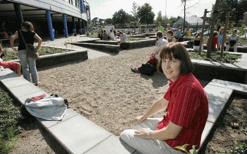 EDE â€“ Redactielid dr. E. van Staalduine-Sulman op het terrein van de CHE, haar nieuwe werkplek in Ede. „We wil len met het nieuwe commentaar een publiek aanspreken dat geen Hebreeuws kent en Nederlandstalig georiÃ«n teerd is en zelf met de Bijbel aan de