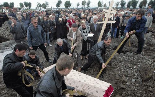 „Keer op keer explodeerde het ideaal van het humanisme. En in de 21e eeuw zal het er niet beter op worden. Dat heeft de wreedheid in New York, Darfur en nu weer Beslan en Jakarta aangetoond.” - Foto EPA