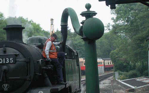 ”Fireman” (stoker) Norman Hugill voorziet de stoomtrein in Pickering van water. Foto RD