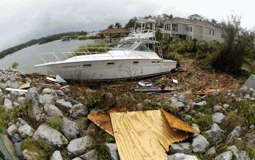 NEW ORLEANS â€“ De orkaan Ivan heeft op het Amerikaanse vasteland een spoor van vernieling achtergelaten en aan 23 mensen het leven gekost. Toch is de schade minder groot dan van tevoren verwacht was. De Panhandle, een gebied in het westen van Florida tus