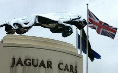 LONDENâ€“ De glans verdwijnt langzaam van het Jaguar embleem nu het concern de productievestiging in Coventry gaat sluiten. Sinds 1928 rolden daar de luxe auto’s van de band. De wereldwijde vraag naar Jaguars loopt ech ter sterk terug. Foto EPA