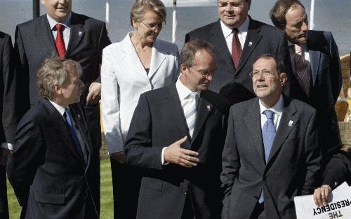 NOORDWIJK â€“ Ministers van Defensie uit alle EU landen vergaderden vrijdag in Noordwijk. Minister Kamp (midden, vooraan) praat met EU buitenlandcoÃ¶rdinator Solana (rechts). NAVO secretaris De Hoop Scheffer (links) kijkt toe. Foto ANP