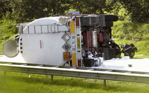 HENGELO - Een vrachtwagen die bijtende stoffen vervoerde, is zaterdagmorgen omstreeks half tien gekanteld op de A1 bij Hengelo. BIj het ongeluk zijn gevaarlijke stoffen vrijgekomen. Volgens de gemeentelijke voorlichter is er geen gevaar voor de volkgezond