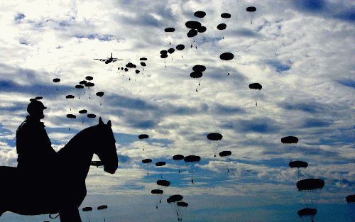 EDE - Honderden parachutisten van de Luchtmobiele Brigade en het Engelse 4 Para-regiment sprpngen zaterdagochtend tijdens de herdenking van de Slag om Arnhem boven de Ginkelse Heide in Ede. Foto ANP