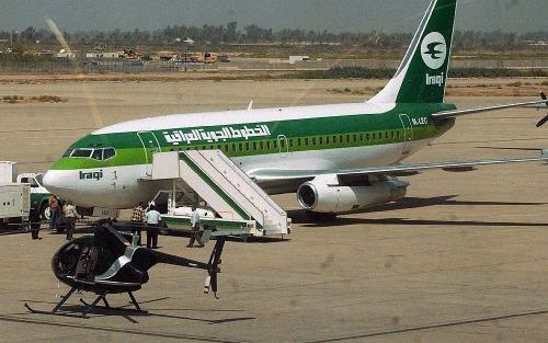 BAGDAD - Een vliegtuig van Iraqi Airways landde zaterdag op de luchthaven van Bagdad. De vlucht vanuit Amman was de eerste die de maatschappij uitvoerde in een periode van veertien jaar. Binnenkort start Iraqi Airways vluchten naar SyriÃ«. - Foto EPA