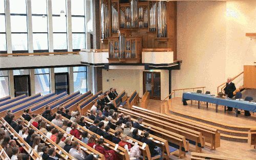 KRIMPEN A/D IJSSEL - De bond van zondagsscholen van de Gereformeerde Gemeenten belegde zaterdag in Krimpen aan den IJssel haar 34e jaarvergadering. ”Gods Woord inscherpen”, luidde het thema waarover ds. C. J. Meeuse sprak. „Het inscherpen moet in de prill