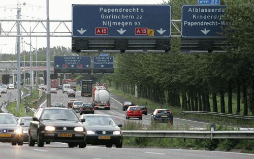 ALBLASSERDAM â€“ De snelweg A15 bij Alblasserdam. Met name in gemeenten langs snelwegen is de luchtkwaliteit ver onder de maat. „Er hangt vaak een plasticachtige lucht in huis.” Foto Rob Kamminga