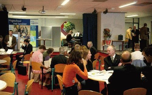 EDE â€“ In het gebouw van de Christelijke Hogeschool Ede werd dinsdag het symposium ”Evangelisch en reformatorisch: duel of duet?” gehouden. Drie sprekers leidden het thema in: dr. P. Boersema, drs. R. Holvast en dr. J. Hoek. Dinsdagavond had een forumdis