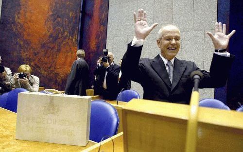 DEN HAAG â€“ Minister Zalm van FinanciÃ«n zwaaide dinsdag tijdens de presentatie van de begroting naar zijn kleindochtertje op de publieke tribune van de Tweede Kamer. Foto RD, Henk Visscher