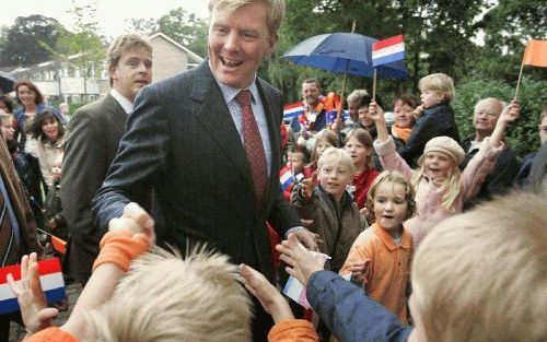 BORNE â€“ Kroonprins Willem Alexander schudde woensdag tientallen schoolkinderen in Borne de hand tijdens zijn streekbezoek aan Twente. Hij bracht onder andere een bezoek aan de door de Enschedese vuurwerkramp van 13 mei 2000 verwoeste wijk Roombeek en de