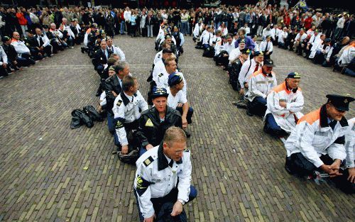 DEN HAAG â€“ Demonstrerende agenten vormen samen het woord nee. Zo’n 1000 politiemensen protesteerden woensdag in Den Haag tegen de plannen van het kabinet. Op verscheidene andere plaatsen zouden in totaal 3500 agenten tegen de bezuinigingen hebben gedemo