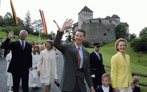 Erfprins Alois van Liechtenstein en zijn vrouw erfprinses Sophie in de tuinen van kasteel Vaduz op de dag van de machtsoverdracht. Vader Hans Adam II en moeder Marie volgen. Foto EPA