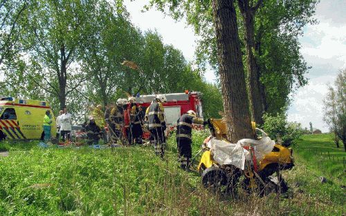 Medewerkers van hulpdiensten in actie na een verkeersongeval. Na dodelijke ongevallen moet een gemeentelijk lijkschouwer een verklaring van een niet natuurlijke dood opstellen. Foto RD, Henk Visscher