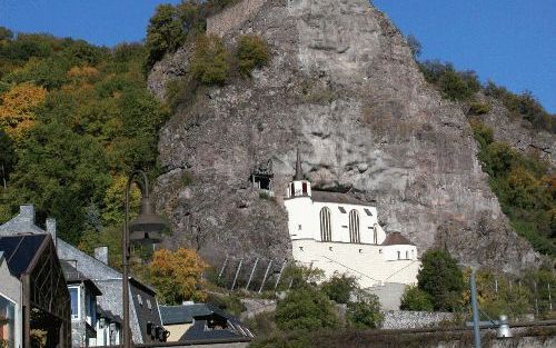 De charme van Idar Oberstein zit ’m voor een groot deel in de Felsenkirche, een witte kerk die zo’n 50 meter boven de stad aan de rotswand lijkt vastgeplakt. Foto’s RD