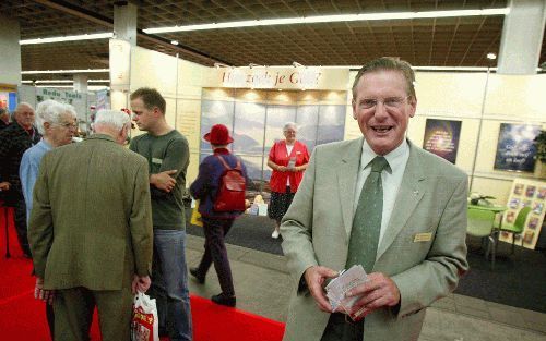 UTRECHT â€“ Evangelist J. Noorlander voor de Bijbelstand op de 50PlusBeurs. „Veel mensen lopen rond met levensvragen, met waaroms. Ik merk bij velen ook pijn over de houding die kerkmensen in het verleden tegenover hen hebben aangenomen.” Foto RD, Anton D