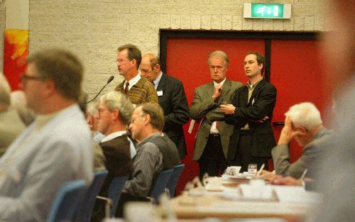 LUNTEREN â€“ Synodeleden staan te wachten totdat ze het woord mogen voeren tijdens de synode van de Protestantse Kerk, vrijdag in Lunteren. Foto RD, Anton Dommerholt