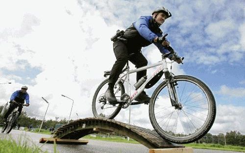 RIJSWIJK â€“ Politiemensen uit het hele land kregen gisteren les op hun mountainbike op een oefenterrein in Rijswijk. Inmiddels zijn er achttien korpsen met bikers. Foto ANP