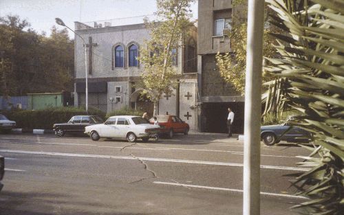 TEHERAN â€“ De kerk van de in 1994 vermoorde ds. Hovsepian in Teheran. Het gebouw is eigendom van de Assemblies of God. De voorgangers die vorige week in Iran zijn gearresteerd, behoren tot deze kerkgemeenschap. Foto RD