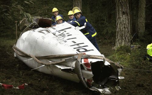 NORDHORN - Reddingswerkers bergen de wrakstukken van het Nederlandse lesvliegtuigje dat vrijdag in de buurt van het Duitse Nordhorn neerstortte. Bij het ongeval kwamen drie leden van de Vliegclub Twente om het leven. - Foto ANP