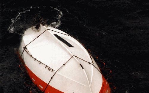 STOCKHOLM â€“ Archieffoto van een omgeslagen reddingsboot die in de buurt van de gezonken veerboot Estonia op de Baltische Zee drijft. Dinsdag is het tien jaar geleden dat het schip verging. Bij de ramp kwamen 852 mensen om het leven. Foto EPA