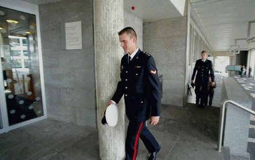 ARNHEM â€“ Mariniers komen aan bij de rechtbank in Arnhem om de zaak tegen Eric O. bij te wonen. Maandag, op de eerste dag van het proces, hield O. vol niet schuldig te zijn aan de dood van een Irakees in december vorig jaar. Foto ANP