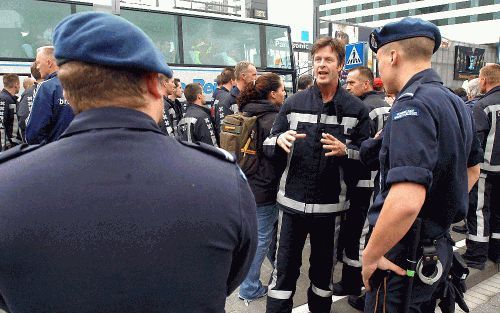 SCHIPHOL - Op Schiphol staan dinsdag demonsterende brandweermensen tegenover de marechaussee. In de vertrekhal ontstond schade door het afsteken van een oefengranaat door een brandweerman. Dit gaf een enorme knal, waardoor nogal wat bezoekers suizende ore