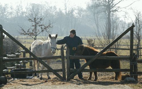 DE MEERN â€“ Psychiatrische patiÃ«nten, verstandelijk gehandicapten en ex-verslaafden hebben baat bij werken op een zorgboerderij. Dat bleek uit het rapport ”Boer, zorg dat je boer blijft”, dat gisteren op een jubileumbijeenkomst van de Vereniging van Zor