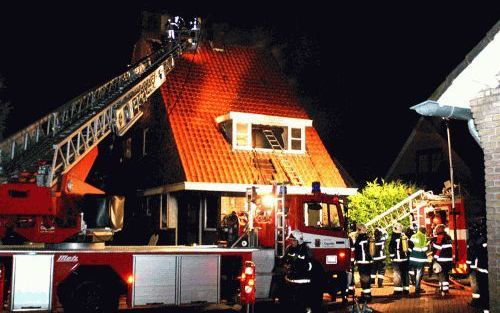 LEKKERKERK - Bij een woningbrand aan de Koninginneweg in Lekkerkerk is dinsdagnacht een vrouw om het leven gekomen. Haar zoon en zijn twee kinderen kwamen met schrik vrij. De vrouw is door de brandweer uit de woning gehaald. Ambulancepersoneel heeft gepro