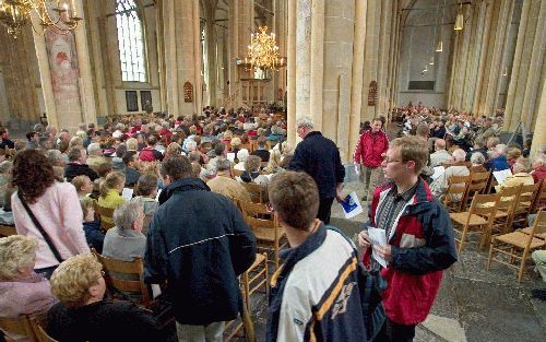 KAMPEN â€“ De Schooldag 2004 van de Theologische Universiteit van de Gereformeerde Kerken vrijgemaakt stond woensdag in het teken van het 150-jarig jubileum van de opleiding. Foto: de Kampense Bovenkerk was ’s morgens bij de opening van de dag reeds gehee