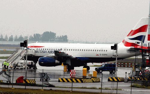 SCHIPHOL - Een Airbus van British Airways staat donderdag op Schiphol nadat het een voorzorglanding maakte in verband met een bommelding. Foto ANP