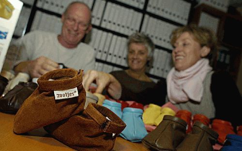 BERGEN OP ZOOM â€“ Het succes van de babyslofjes is volgens Ellen Spijkers (r.) vooral te danken aan mond tot mondreclame. „Mensen worden door kennissen of vrienden ervan overtuigd dat ze een goed product kopen. Dat is de beste reclame die je kunt wensen.