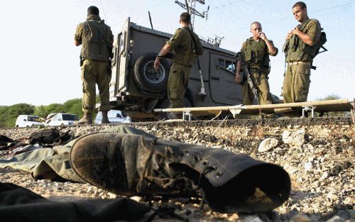 GAZA STAD â€“ IsraÃ«lische militairen staan bij het lichaam van een gedode Palestijnse strijder, in de buurt van de Joodse nederzetting Aley Sinai. Het IsraÃ«lische leger voerde donderdag grootschalige operaties in de Gazastrook uit, in antwoord op een Pa