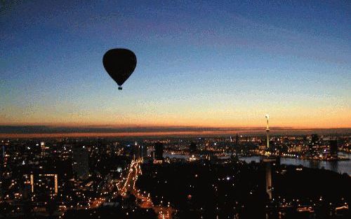 ROTTERDAM â€“ Met een unieke ballonvaart boven Rotterdam is donderdag in de vroege ochtenduren herdacht dat 200 jaar geleden Abraham Hopman als eerste Nederlander het luchtruim koos. Rechts op de achtergrond de Euromast. Foto Michael Kruseman