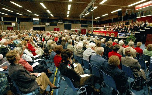 BARNEVELD â€“ De Veluwehal in Barneveld was donderdag, tijdens de bondsdag van de hervormd gereformeerde vrouwenverenigingen, tot de laatste plaats gevuld. Het thema van de dag was: ”Onbezorgd leven?!”. Foto Anton Dommerholt