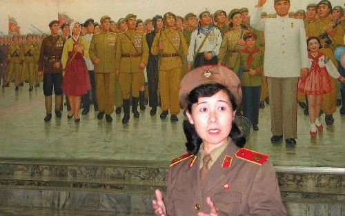 PYONGYANG â€“ In het oorlogsmuseum in Pyongyang vertelt een vrouwelijke militair over de „heldendaden” van Kim Il Sung (zichtbaar op de achtergrond in wit uniform) bij de bevrijdingsstrijd tegen Japan.