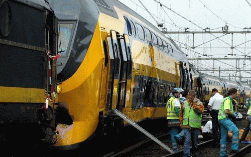 ROOSENDAAL â€“ Dertig tot 35 mensen raakten donderdagmiddag gewond toen de intercity van Amsterdam naar Vlissingen op het station van Roosendaal op een goederentrein botste. Foto ANP