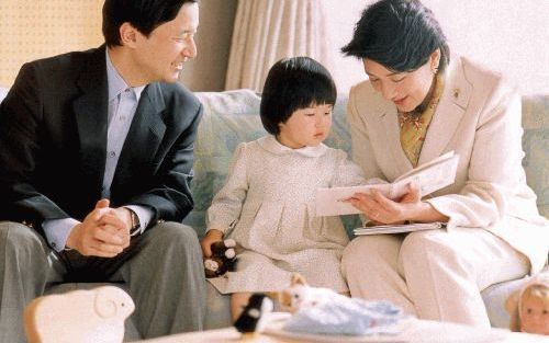 De Japanse kroonprins Naruhito staat pal achter zijn echtgenote prinses Masako en steunt haar openlijk in zijn verklaringen. Hun dochtertje Aiko voldoet als meisje niet aan de eisen voor troonsopvolging. Foto EPA