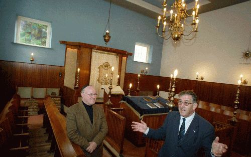 APELDOORN â€“ De heren R. Lezer (l.) en F. Senator, bestuursleden van de Nederlands IsraÃ«lische Gemeente de Stedendriehoek in de Apeldoornse synagoge. Morgen wordt in de Apeldoornse gemeente het loofhuttenfeest gevierd. Bij de synagoge wordt mogelijk een