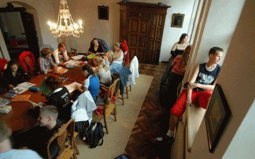 FRANEKER â€“ Ongeveer zestig scholieren hebben gisteren het stadhuis in Franeker bezet om daarmee te protesteren tegen de slechte huisvesting van alle scholen in de gemeente. Foto ANP