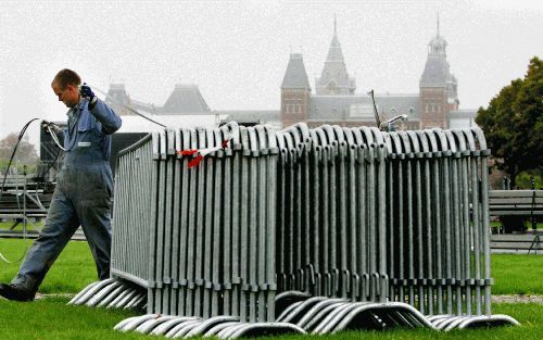 AMSTERDAM â€“ Op het Museumplein in Amsterdam werd vrijdag hard gewerkt aan de voorbereidingen van de demonstratie tegen het kabinetsbeleid. Foto ANP