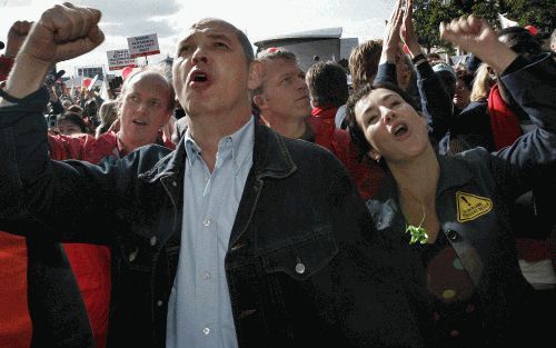 AMSTERDAM â€“ De machteloze oppositie staat vooraan bij de demonstratie. Op de voorgrond Marijnissen (SP), met naast hem Femke Halsema (GroenLinks). Achter hen staat Bos (PvdA). Van de tegenstanders van het kabinetsbe leid ontbreekt Rouvoet (CU), die wel 