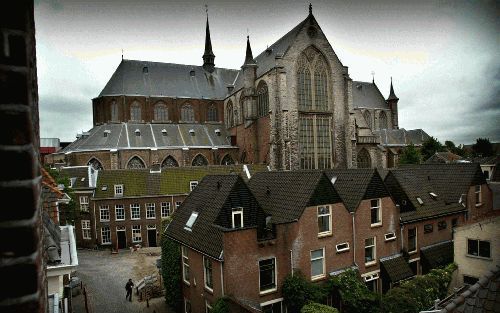 LEIDEN â€“ Voor de restauratie van de Pieterskerk is veel geld nodig. De wereldwijde financiÃ«le dienstverlener American Express schenkt de Stichting Pieterskerk dinsdagmiddag een cheque van 100.000 dollar (ruim 80.000 euro). Foto RD, Henk Visscher